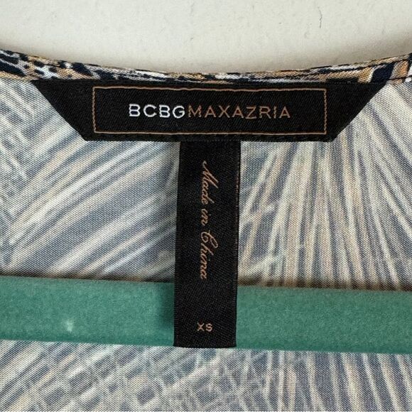 BCBGMaxAzria Feather Print Slinky Knit Short Sleeve V-Neck Dress XS - Picture 8 of 9